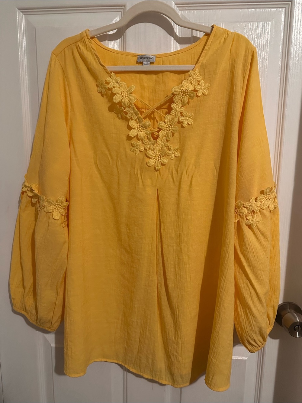 Woman’s Avenue Yellow Floral-appliqué Embellishment Peasant Boho Top - Sz: 22/24